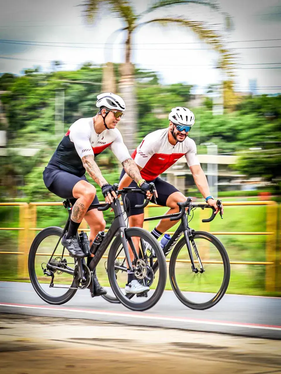 Atletas Saab pedalando juntos