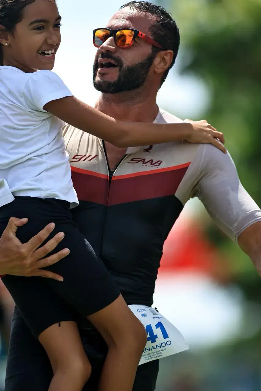 Atleta Saab comemorando com a família