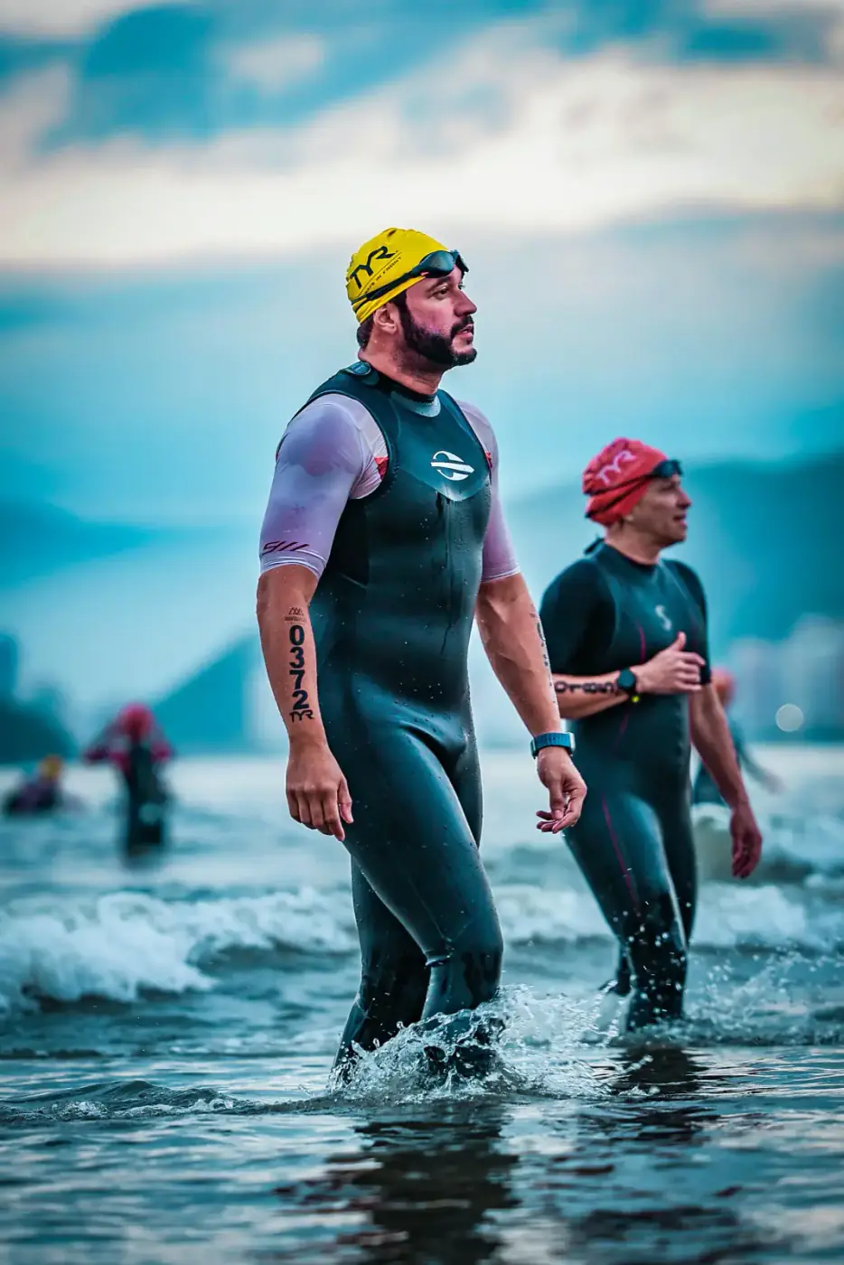 Atleta Saab saindo do mar