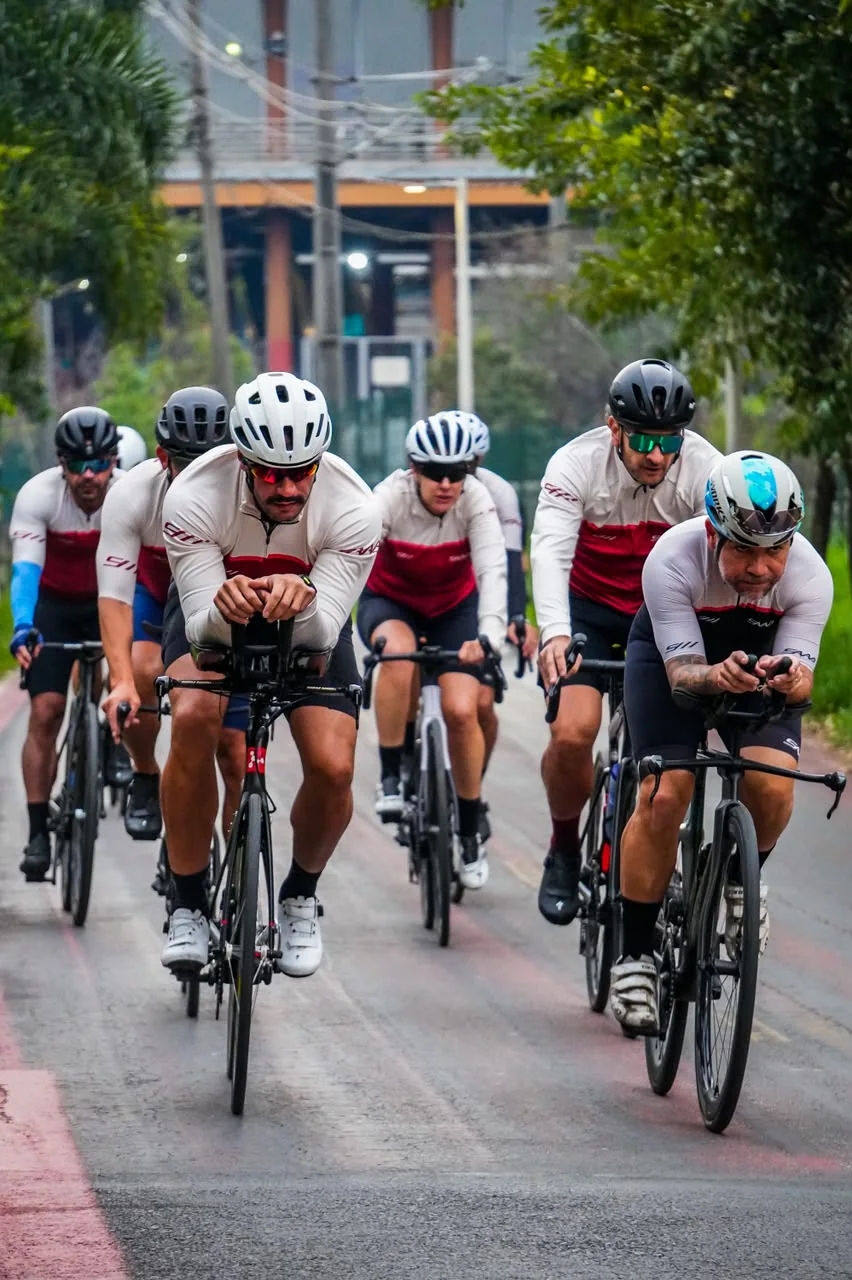 Pelotão de ciclistas Saab em treinamento