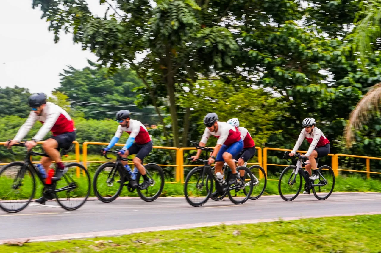 Pelotão Saab em treino itinerante de ciclismo