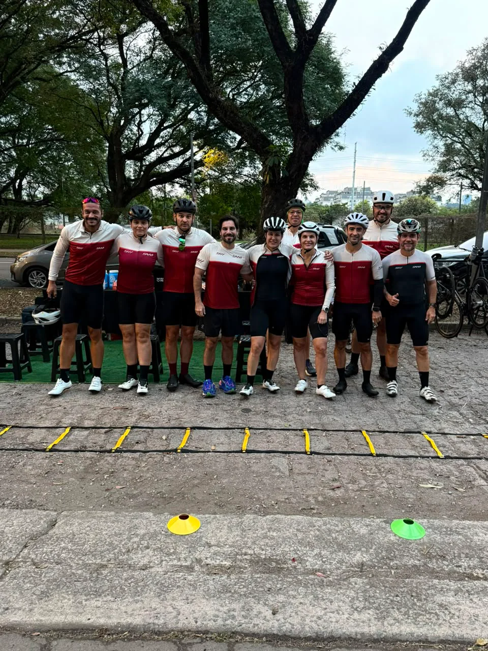 Equipe Saab reunida em treino da comunidade