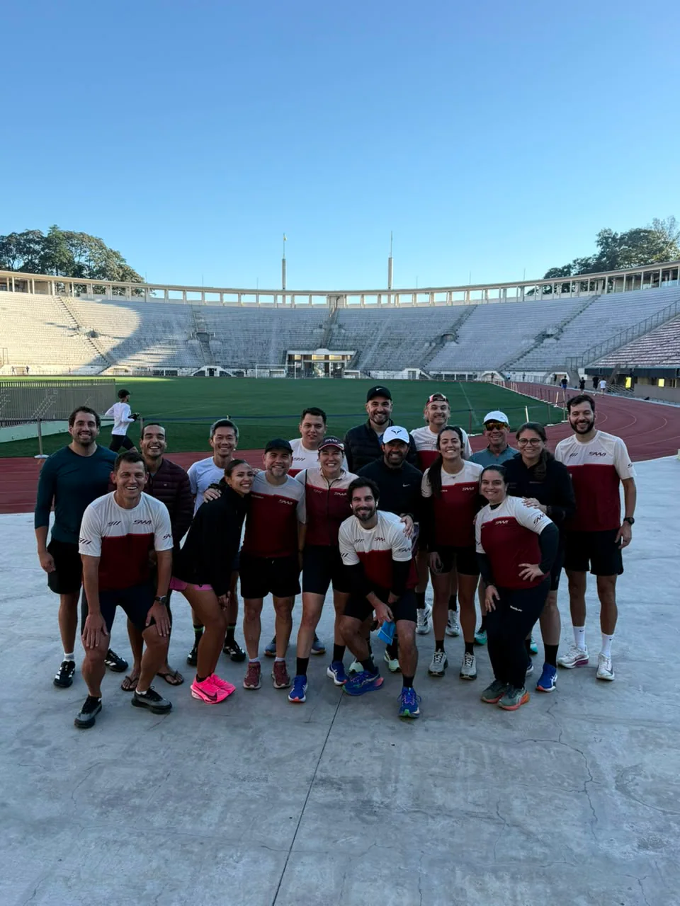 Equipe Saab reunida após treino de corrida no estádio